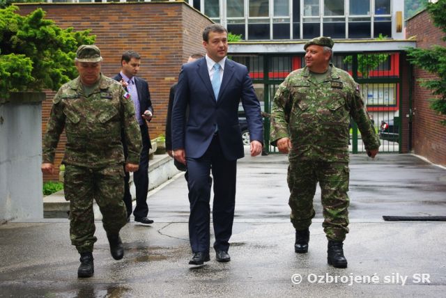 Minister obrany navštívil veliteľstvo pozemných síl v Trenčíne