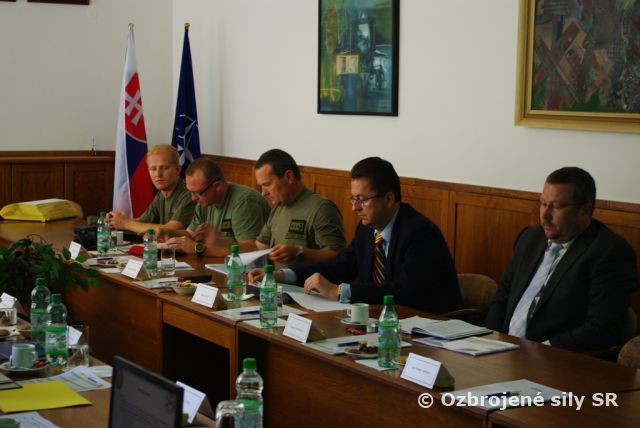 Minister obrany navštívil  veliteľstvo pozemných síl 