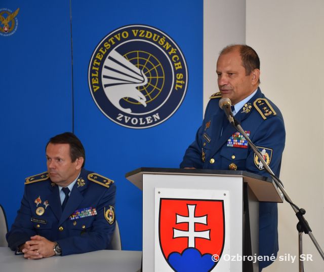 Slávnostný nástup príslušníkov veliteľstva vzdušných síl k 25. výročiu OS SR