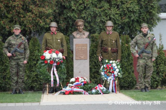 Na Sliači spomínali na generálmajora Otta Smika  pri pamätníku v novom šate 