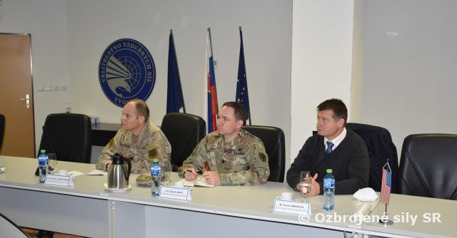 Pridelenec obrany USA navštívil veliteľstvo a útvary vzdušných síl