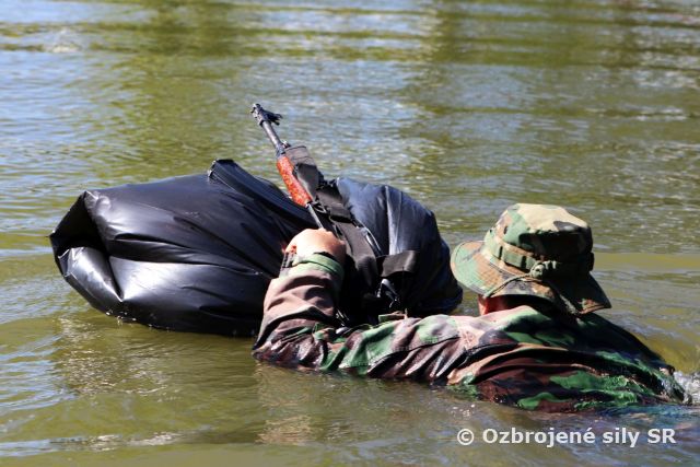 Plávanie v uniforme a so zbraňou v Ontáriu