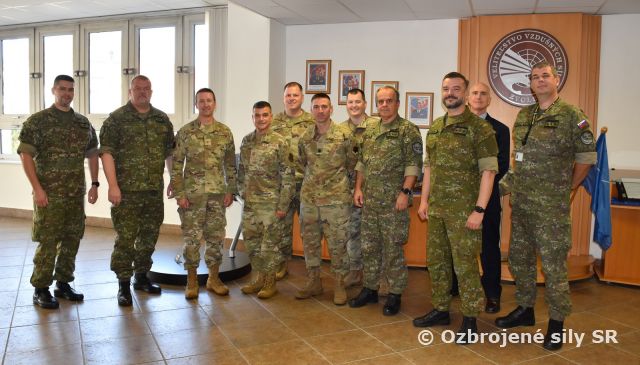 Delegácia z Národnej gardy štátu Indiana na návšteve veliteľstva