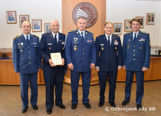 Návšteva leteckých pridelencov vo veliteľstve vzdušných síl