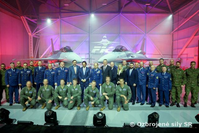 Slovensko si v USA oficiálne prevzalo prvé dve stíhačky F-16