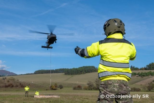 Pomoc príslušníkov OS SR pri rekonštrukčných prácach na hrade Zniev