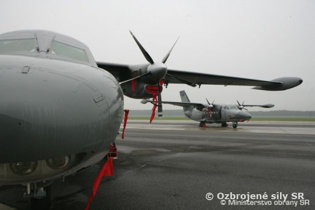 Minister Glváč predstavil nové lietadlá L-410