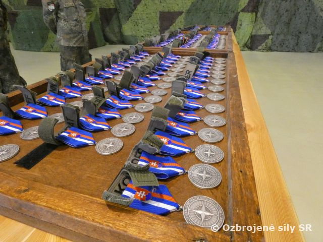 Odovzdanie medailí profesionálnym vojakom nemeckého kontingentu