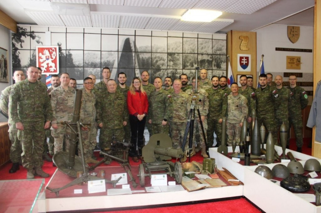 Prvé pasovanie dôstojníkov do hodnosti poručík v 7. výcvikovom pluku Martin