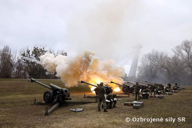 Vojaci si pripomenuli výročie vzniku Slovenskej republiky slávnostnými salvami