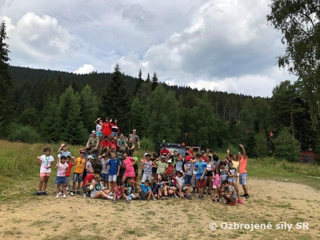 Deti strávili doobedie s vojakmi