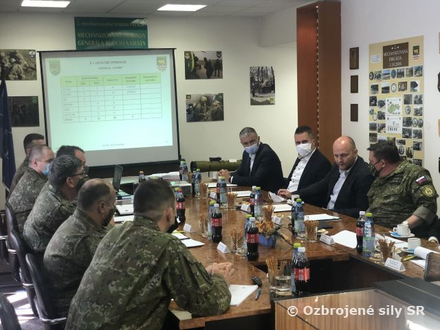 Pracovná návšteva ministra obrany na pôde Prešovskej mechanizovanej brigády
